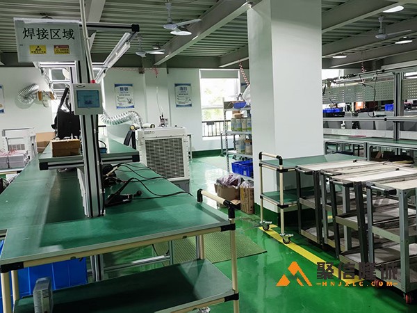 工厂焊接区域工作台与设备
