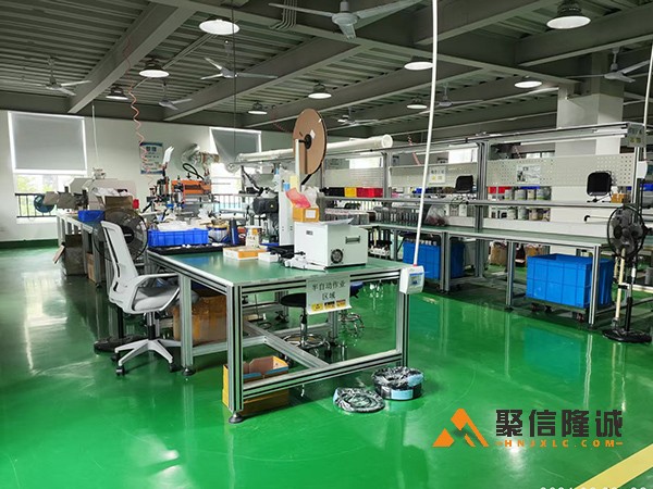 现代化生产车间内部，配备自动化设备与工作台